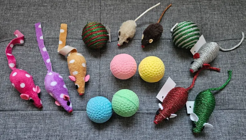 20x Katzen Ball Maus bunt Moosgummiball Fell Mäuse mit Rassel Spielzeug Katze