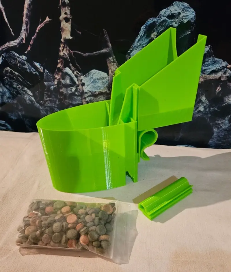 Aquarium Wasser Einfüllhilfe Schiffchen Set grün + 100g Tablettenmix 13 Sorten